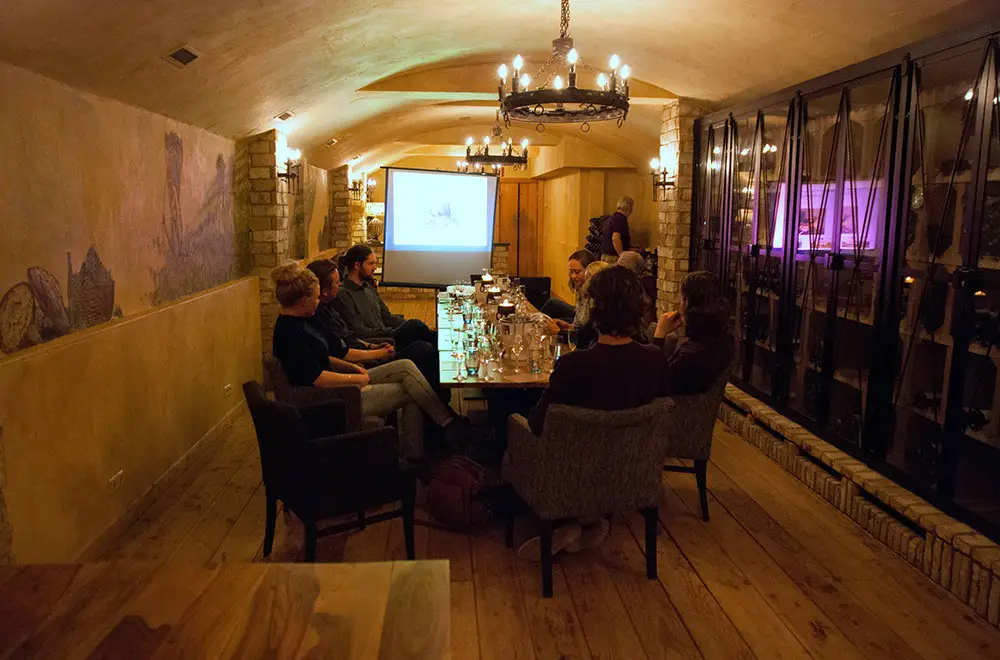 Wijncursus voor beginners (SDEN 1) in een wijnkelder in Amsterdam.