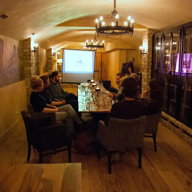 Wijncursus voor beginners (SDEN 1) in een wijnkelder in Amsterdam.